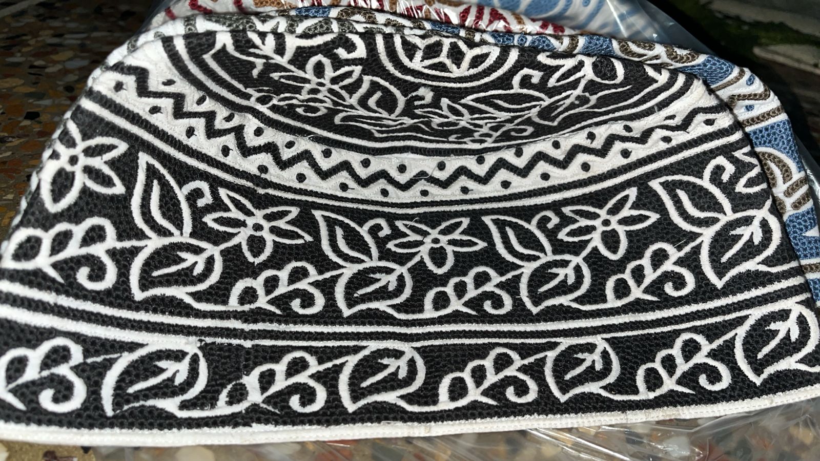 Premium Hand-Embroidered Omani Topi (Kuma)
