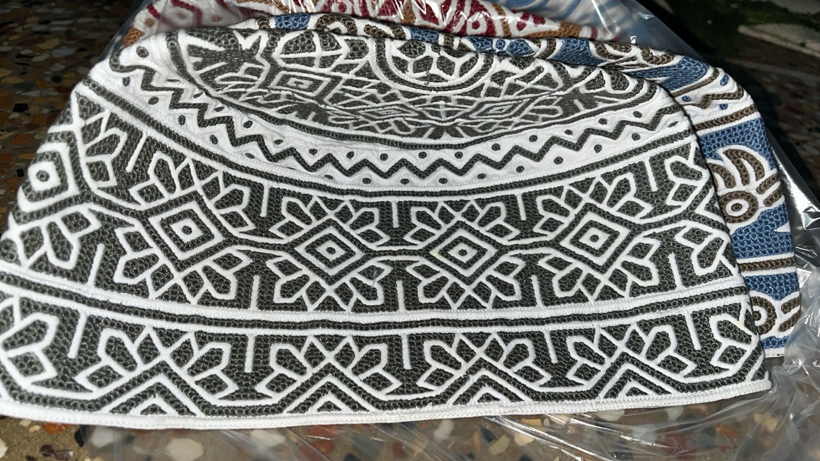 Premium Hand-Embroidered Omani Topi (Kuma)