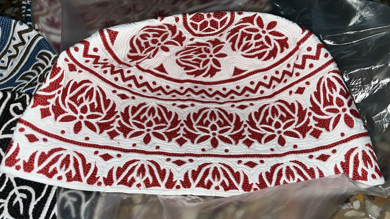 Premium Hand-Embroidered Omani Topi (Kuma)