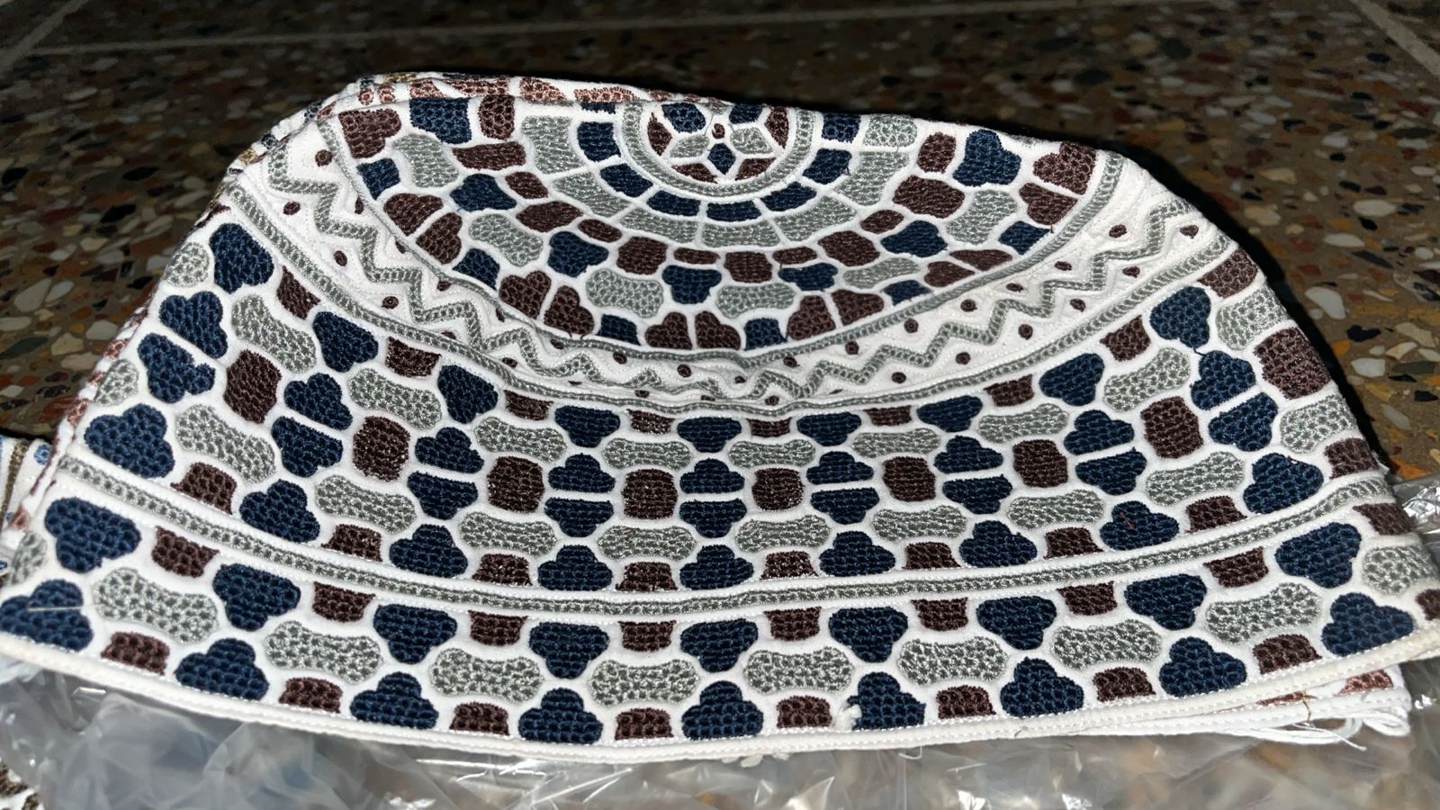 Premium Hand-Embroidered Omani Topi (Kuma)
